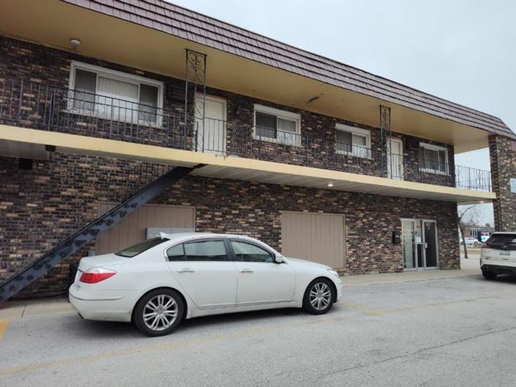 7840 W 103 Street 8, Palos Hills, IL 60465