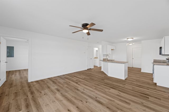 1200 Harbor Dr, Salina, KS 67401