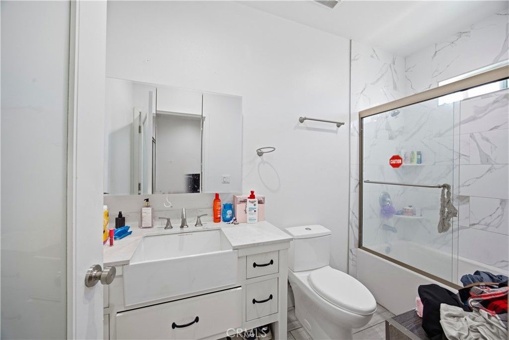 Image 18 of property listing at 151 E 69th, Los Angeles, CA 90003