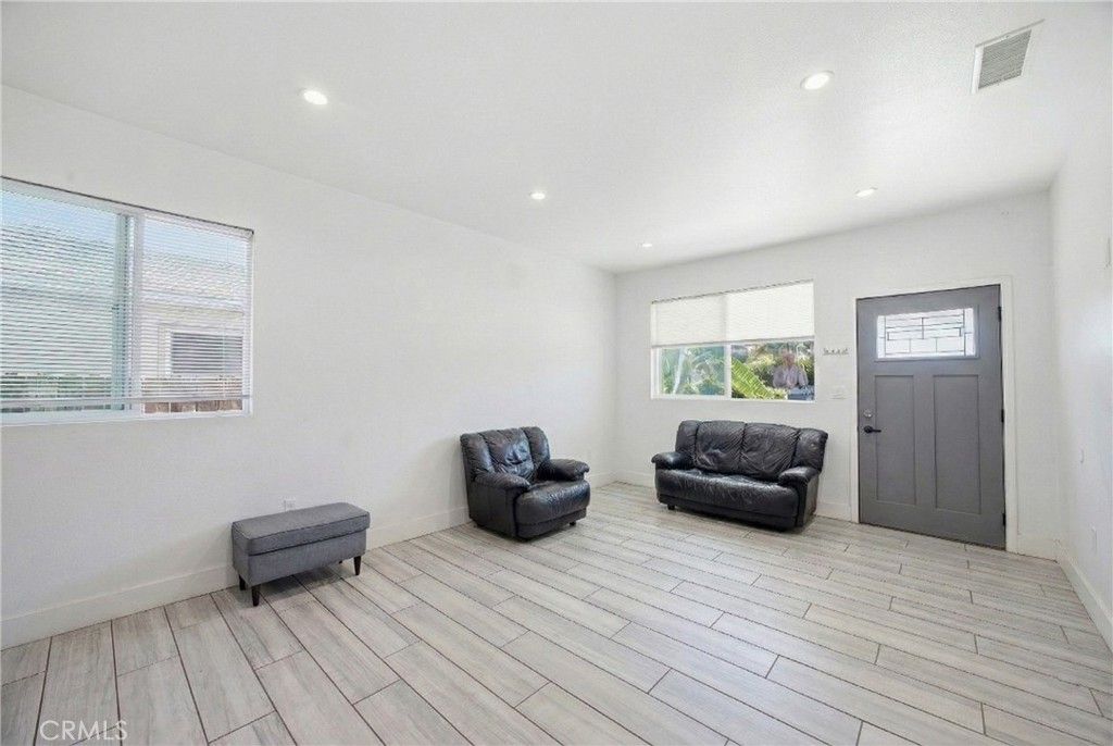 Image 21 of property listing at 151 E 69th, Los Angeles, CA 90003