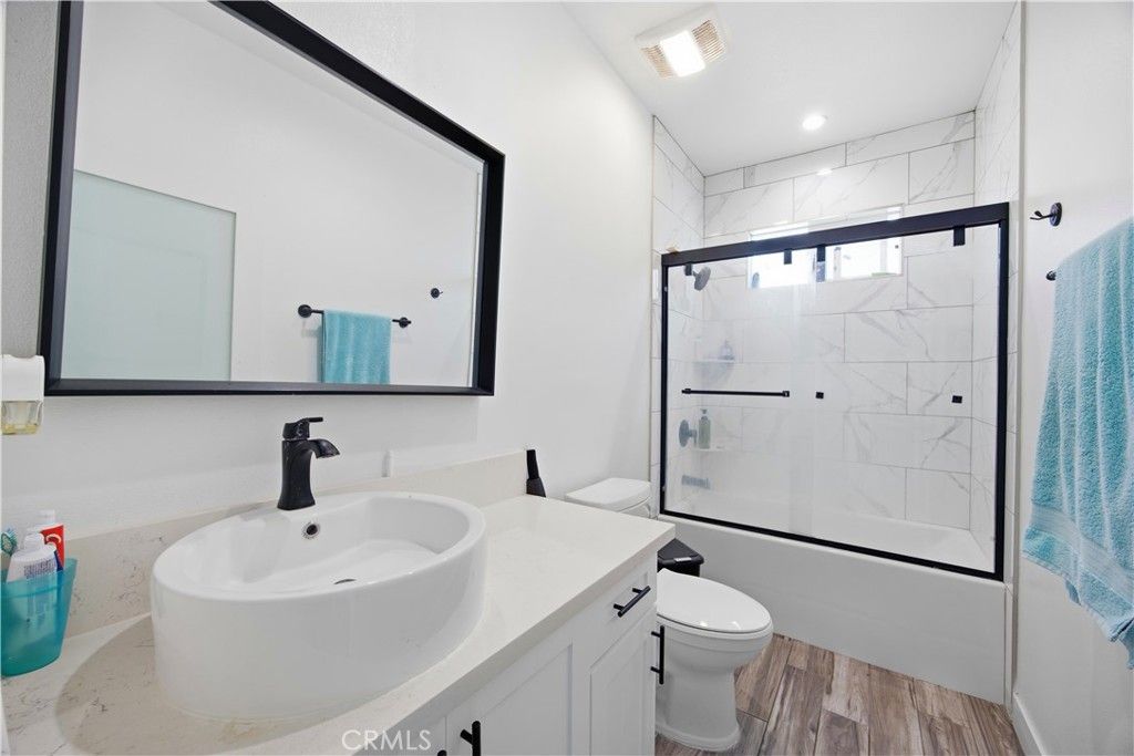 Image 24 of property listing at 151 E 69th, Los Angeles, CA 90003