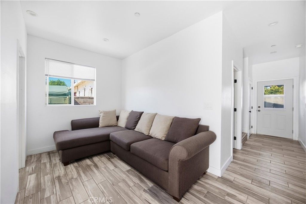 Image 25 of property listing at 151 E 69th, Los Angeles, CA 90003