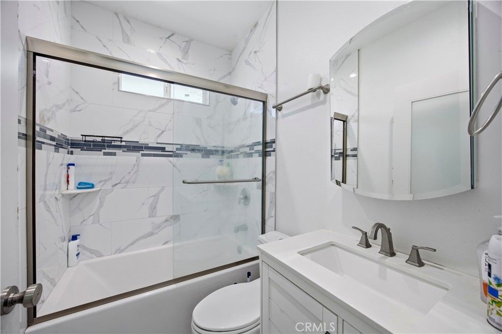 Image 8 of property listing at 151 E 69th, Los Angeles, CA 90003