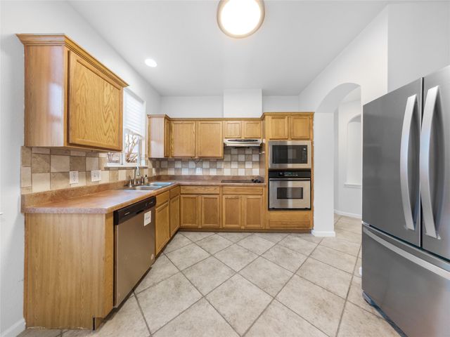 202 Holmstrom ST, Hutto, TX 78634