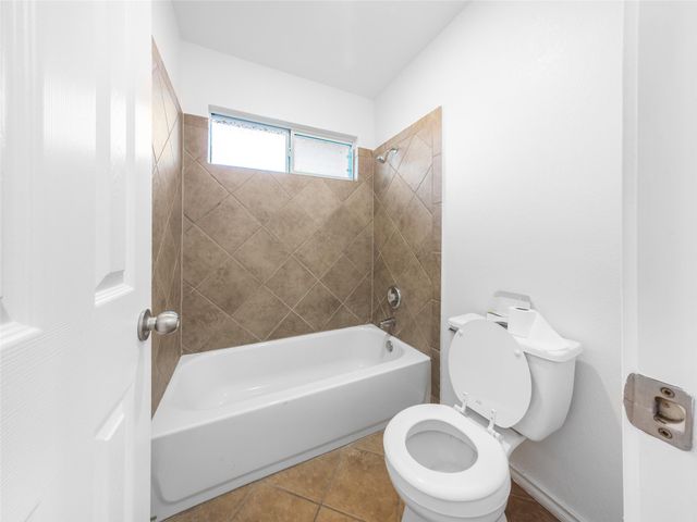 202 Holmstrom ST, Hutto, TX 78634