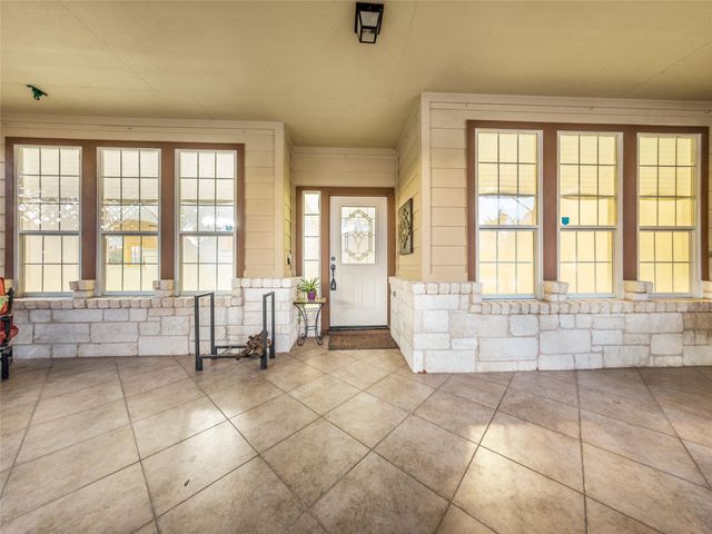 202 Holmstrom ST, Hutto, TX 78634