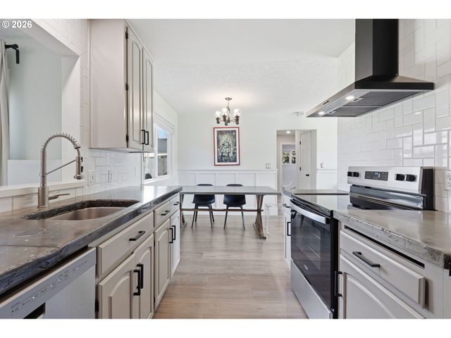 4900 WINTLER Dr, Vancouver, WA 98661