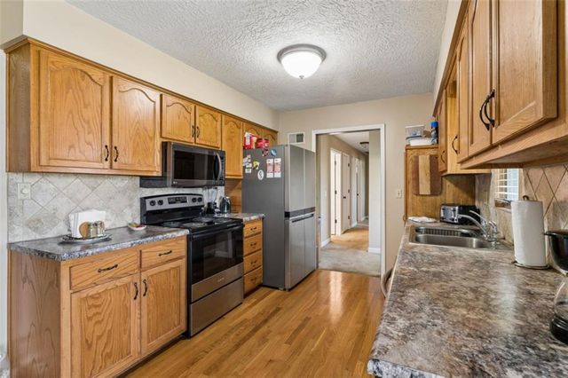 22324 S North Hedgewood Hills Road, Peculiar, MO 64078
