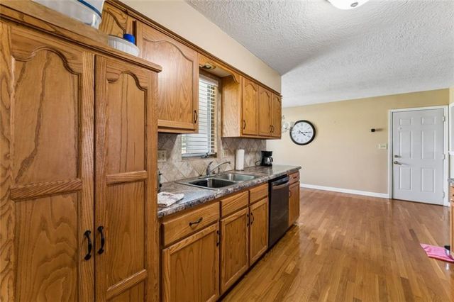 22324 S North Hedgewood Hills Road, Peculiar, MO 64078