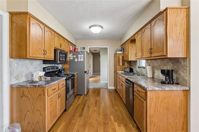 22324 S North Hedgewood Hills Road, Peculiar, MO 64078