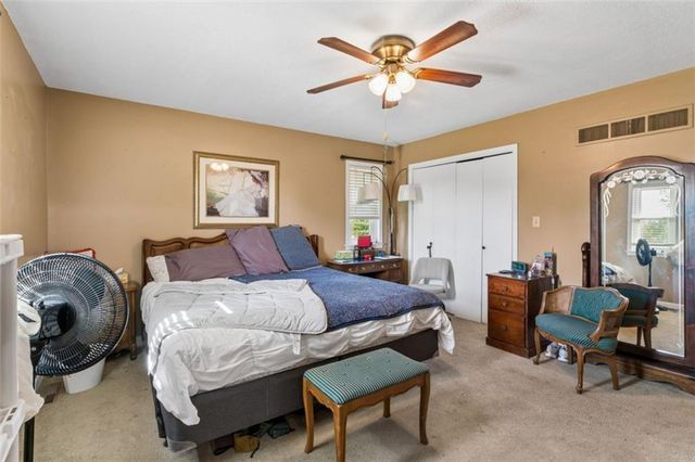 22324 S North Hedgewood Hills Road, Peculiar, MO 64078