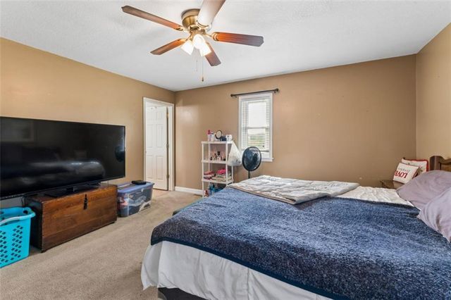 22324 S North Hedgewood Hills Road, Peculiar, MO 64078