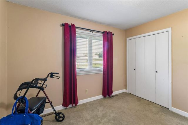 22324 S North Hedgewood Hills Road, Peculiar, MO 64078