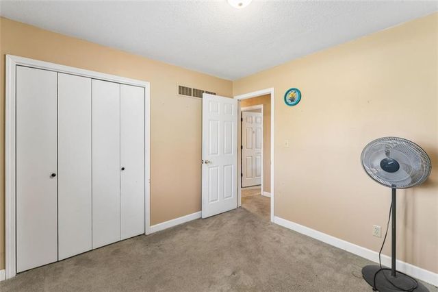 22324 S North Hedgewood Hills Road, Peculiar, MO 64078