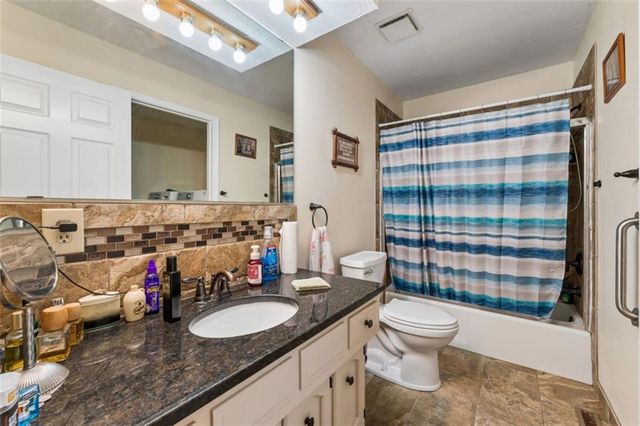 22324 S North Hedgewood Hills Road, Peculiar, MO 64078