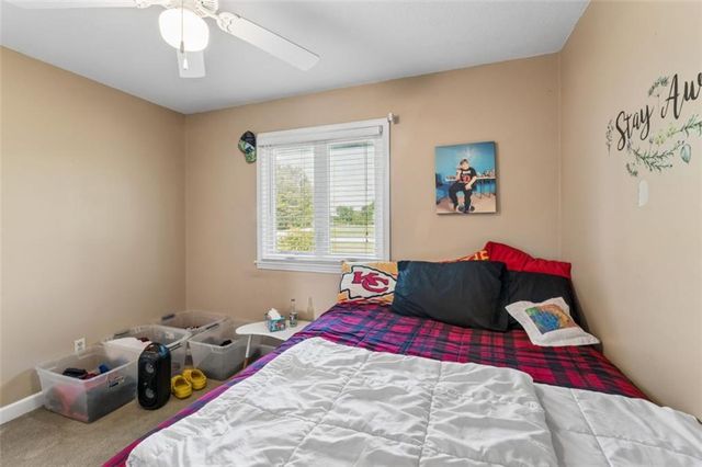 22324 S North Hedgewood Hills Road, Peculiar, MO 64078