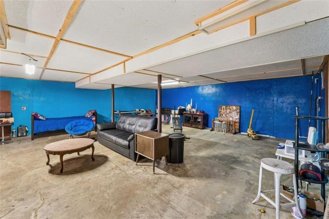 22324 S North Hedgewood Hills Road, Peculiar, MO 64078