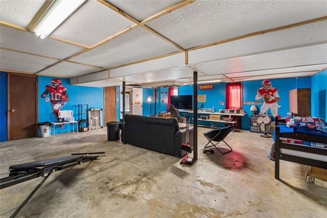 22324 S North Hedgewood Hills Road, Peculiar, MO 64078