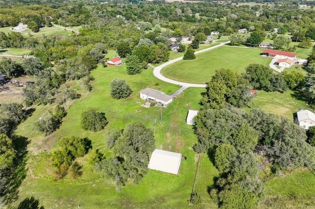 22324 S North Hedgewood Hills Road, Peculiar, MO 64078