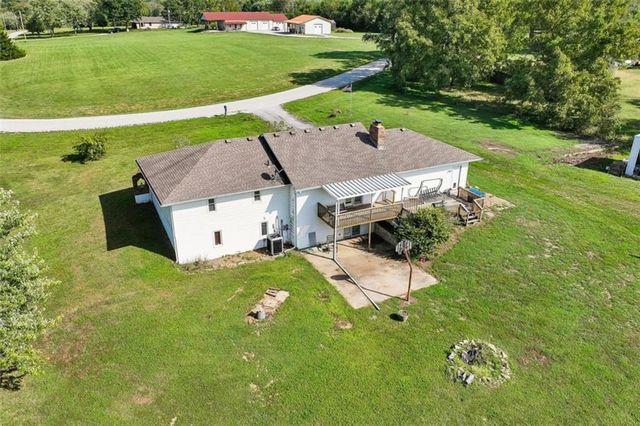 22324 S North Hedgewood Hills Road, Peculiar, MO 64078