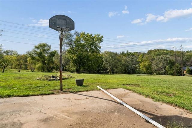 22324 S North Hedgewood Hills Road, Peculiar, MO 64078