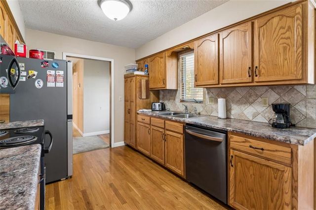 22324 S North Hedgewood Hills Road, Peculiar, MO 64078