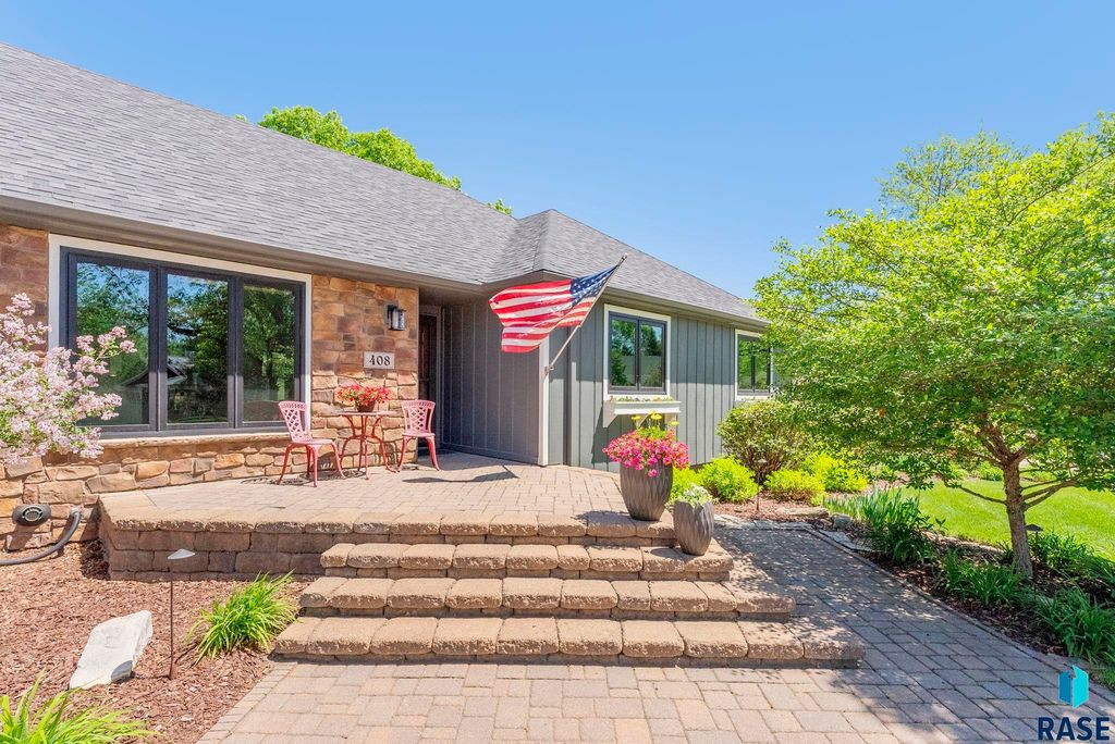 408 N Oak Ridge Rd, Brandon, SD 57005