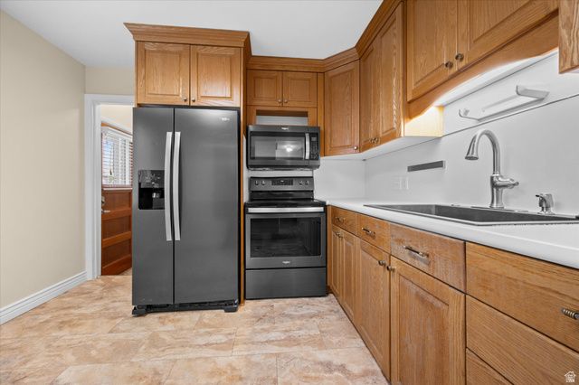 221 W OLYMPUS CIR, Midvale, UT 84047