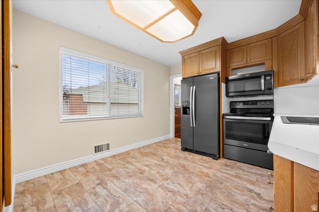 221 W OLYMPUS CIR, Midvale, UT 84047