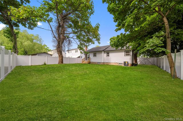 207 Wright Street, Westbury, NY 11590