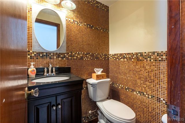 60 Chapel Woods, Amherst, NY 14221