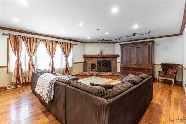 60 Chapel Woods, Amherst, NY 14221