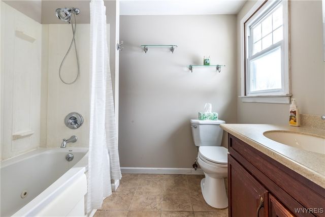 60 Chapel Woods, Amherst, NY 14221