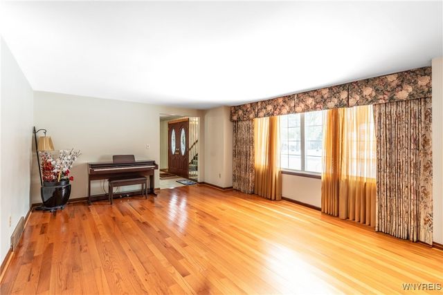 60 Chapel Woods, Amherst, NY 14221