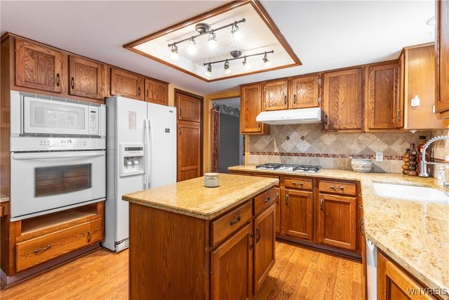 60 Chapel Woods, Amherst, NY 14221