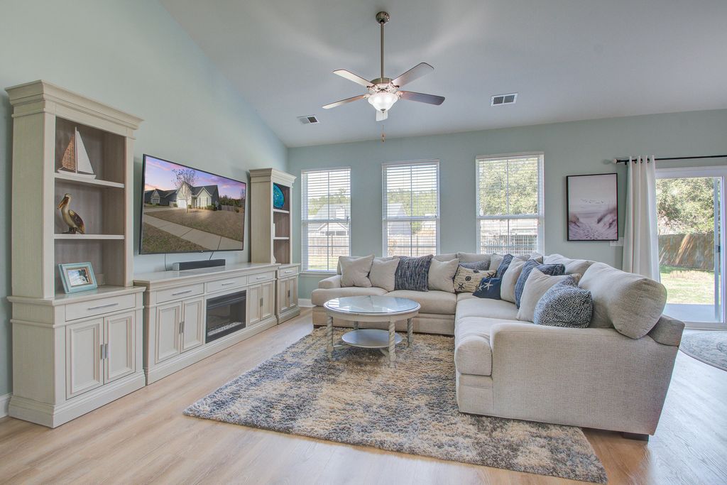 Image 5 of property listing at 1022 Bridlewood Farms Parkway, Ridgeville, SC 29472