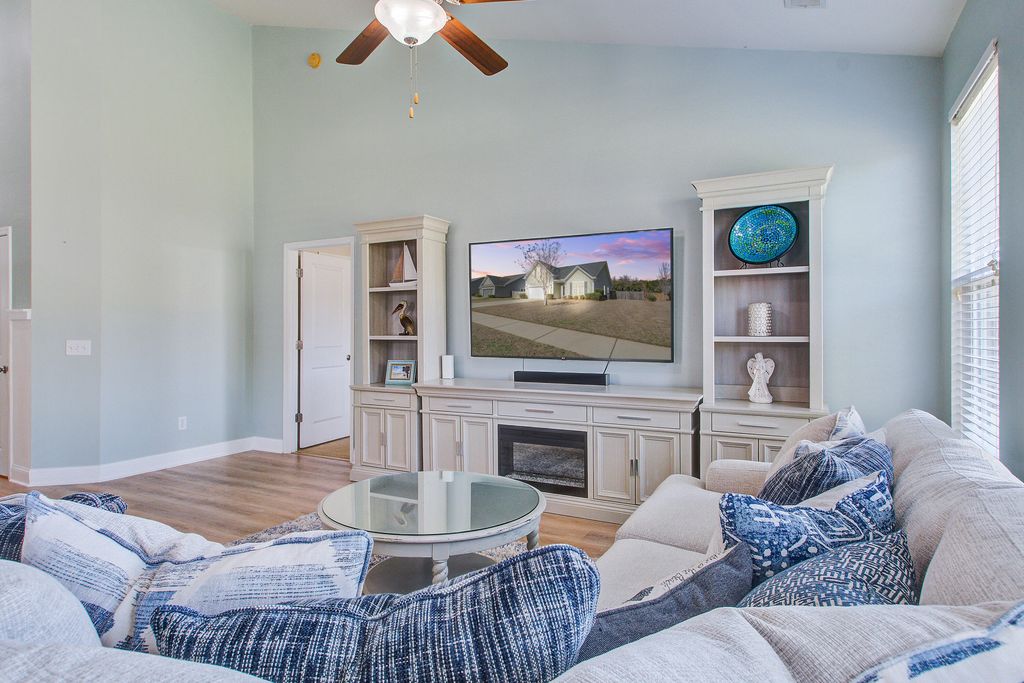 Image 6 of property listing at 1022 Bridlewood Farms Parkway, Ridgeville, SC 29472