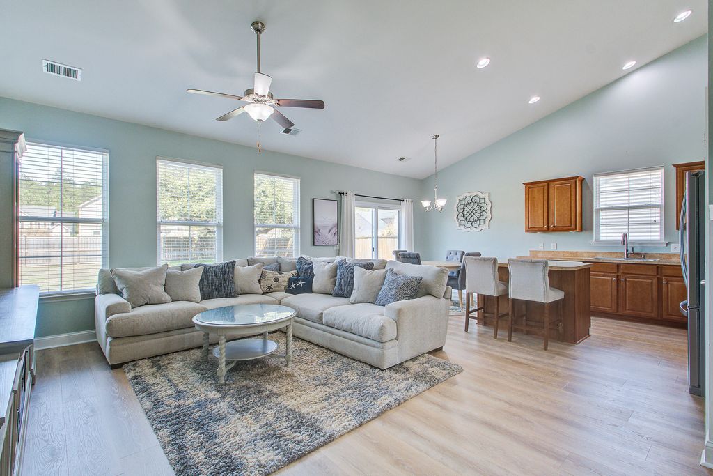 Image 7 of property listing at 1022 Bridlewood Farms Parkway, Ridgeville, SC 29472