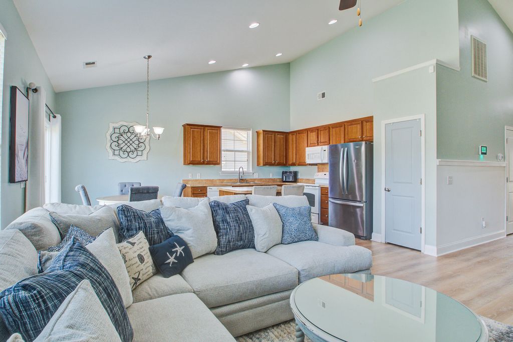 Image 8 of property listing at 1022 Bridlewood Farms Parkway, Ridgeville, SC 29472