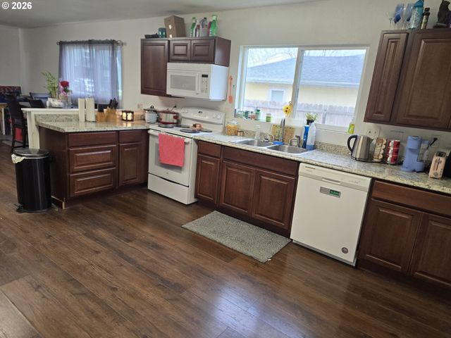 2137 CASTLE Ave, Roseburg, OR 97471