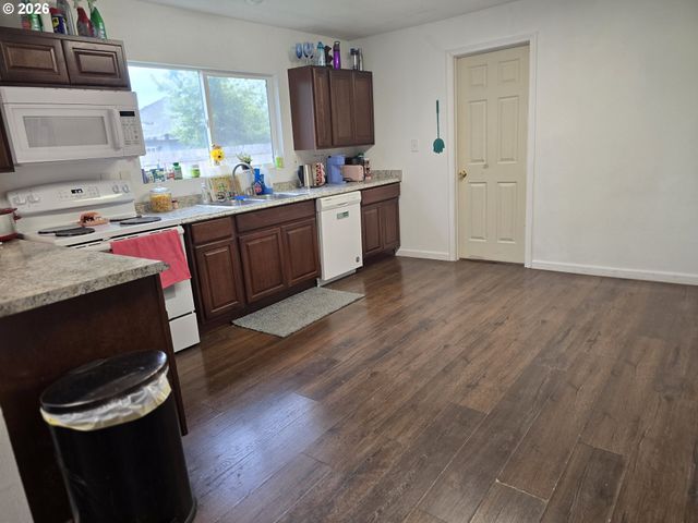 2137 CASTLE Ave, Roseburg, OR 97471