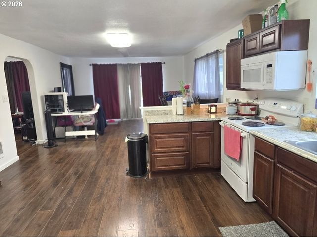 2137 CASTLE Ave, Roseburg, OR 97471