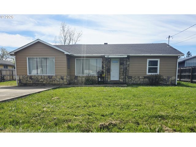 2137 CASTLE Ave, Roseburg, OR 97471