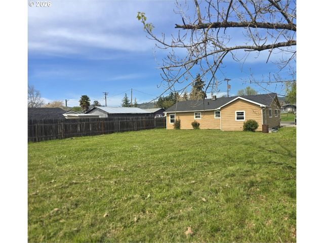 2137 CASTLE Ave, Roseburg, OR 97471