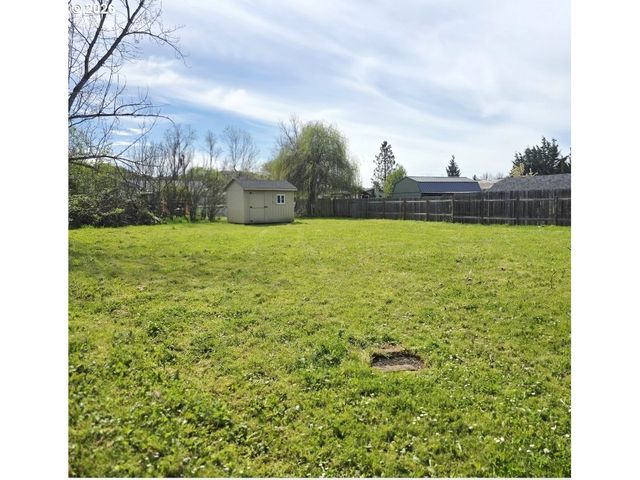 2137 CASTLE Ave, Roseburg, OR 97471