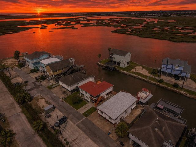 116 Bayou Vista Drive, Hitchcock, TX 77563