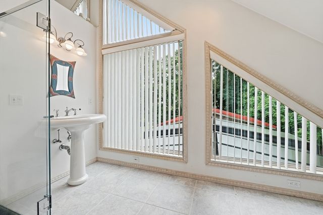 58 Lakeshore Dr Ext, West Brookfield, MA 01585