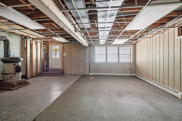 58 Lakeshore Dr Ext, West Brookfield, MA 01585