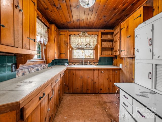 541 Broadway Street, Hendersonville, NC 28739