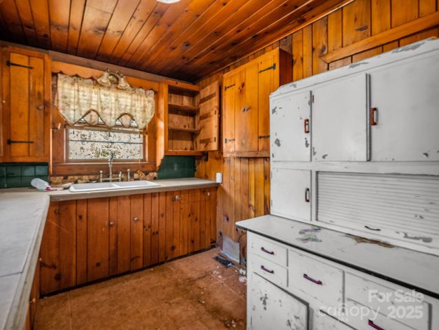 541 Broadway Street, Hendersonville, NC 28739